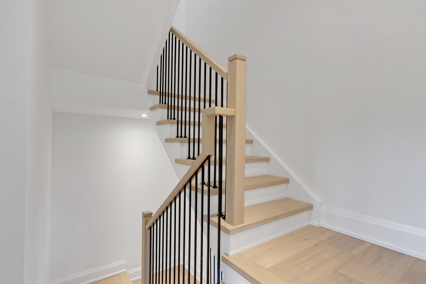 Oak staircase with iron pickets